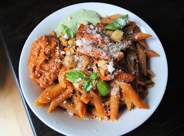 penne-pesto-tomate-seco-albahaca